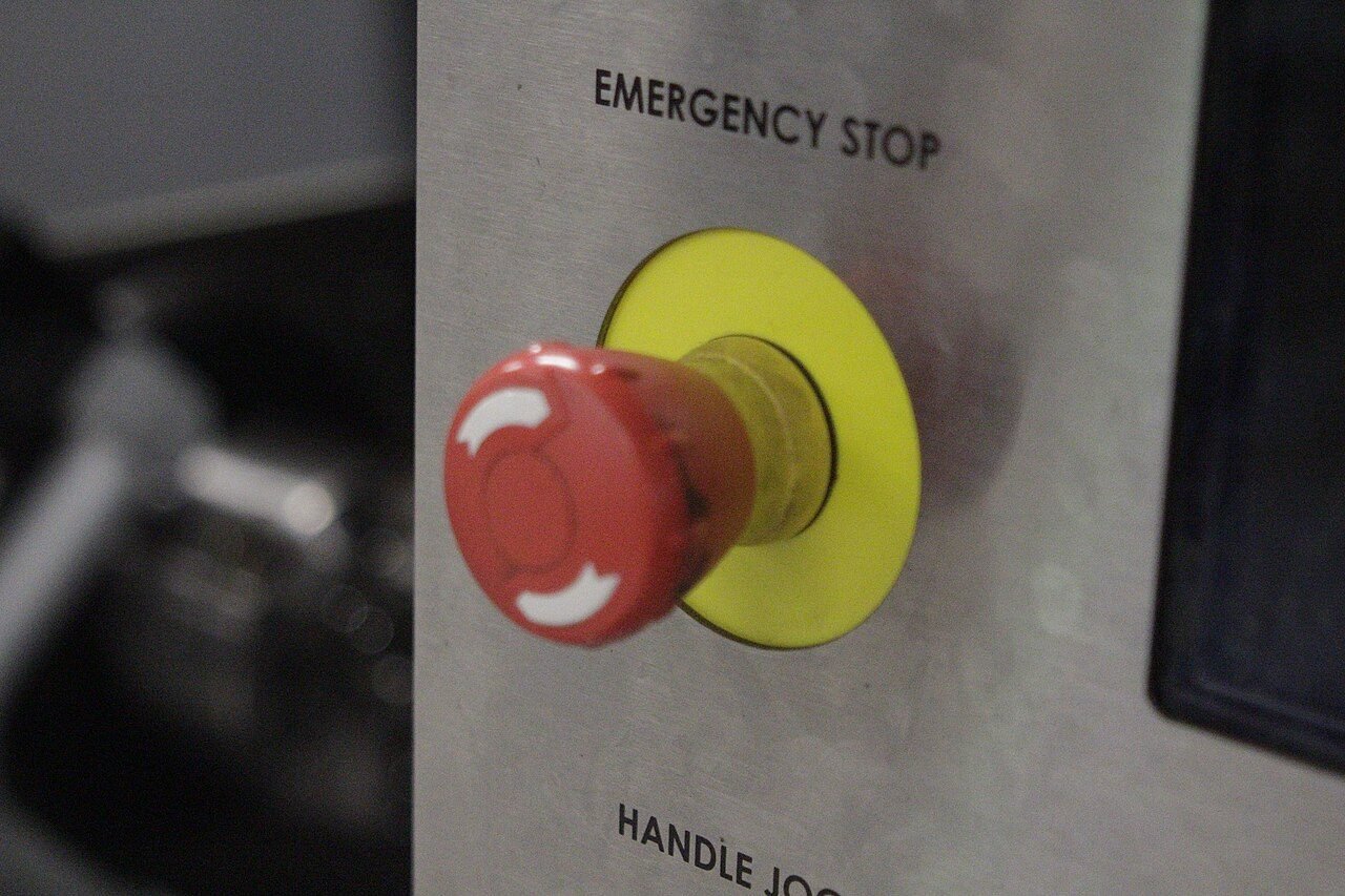 Arrêt d’urgence sur un panneau de machine